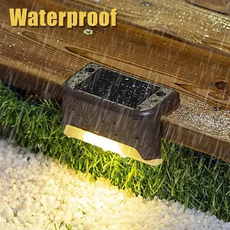 Solar Deck Lights Outdoor Waterproof IP44 Mounted on Fence in Rain