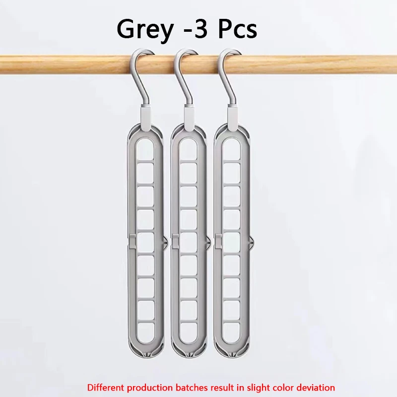 Three gray hooks on a wooden rod with text indicating quantity and color.